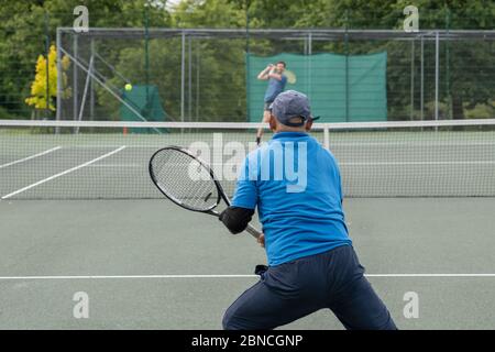 Brockwell Park, Großbritannien. Mai 2020. Die Leute, die im Brockwell Park Tennis spielen, folgen dem Rat der Regierung, dass die Sperrregeln für eine kleine Anzahl von Sportarten gelockert wurden. Tennis, zusammen mit Golf und Basketball, wurden als eine Sportart, die sicher gespielt werden kann, während zwei Meter auseinander gehalten werden zitiert. Brockwell Park ist ein 50.8 Hektar großer Park südlich von Brixton, in Herne Hill und Tulse Hill im Süden Londons. (Foto von Sam Mellish / Alamy Live News) Stockfoto