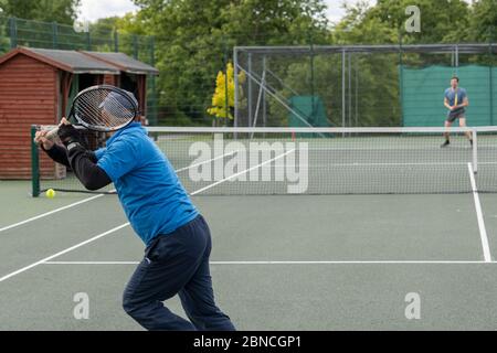 Brockwell Park, Großbritannien. Mai 2020. Die Leute, die im Brockwell Park Tennis spielen, folgen dem Rat der Regierung, dass die Sperrregeln für eine kleine Anzahl von Sportarten gelockert wurden. Tennis, zusammen mit Golf und Basketball, wurden als eine Sportart, die sicher gespielt werden kann, während zwei Meter auseinander gehalten werden zitiert. Brockwell Park ist ein 50.8 Hektar großer Park südlich von Brixton, in Herne Hill und Tulse Hill im Süden Londons. (Foto von Sam Mellish / Alamy Live News) Stockfoto