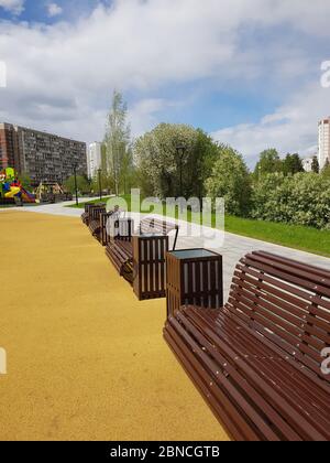 Schöner Boulevard mit Holzbänken in Selenograd in Moskau, Russland Stockfoto