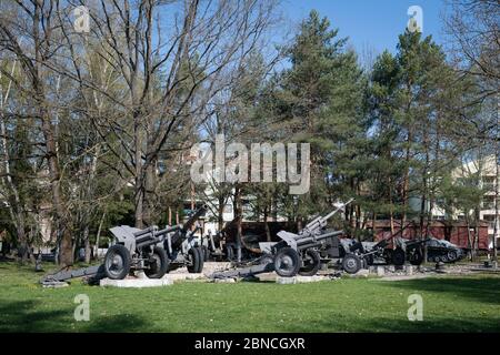 BANSKA BYSTRICA, SLOWAKEI - APR 18, 2020: Ausstellung der Artillerie des Zweiten Weltkriegs im Freilichtmuseum im Denkmal des Slowakischen Nationalaufstandes in B Stockfoto