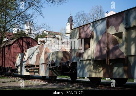 BANSKA BYSTRICA, SLOWAKEI - APR 18, 2020: Restaurierte Panzerbahn Stefanik im Freilichtmuseum am Denkmal des Slowakischen Nationalaufstandes Stockfoto