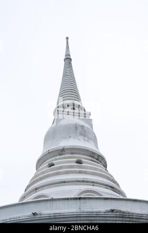 Die Chedi-oberste Ordinationshalle des ASdangkhanimit Tempels auf Koh Si Chang Insel, Chonburi Provinz, Thailand Stockfoto