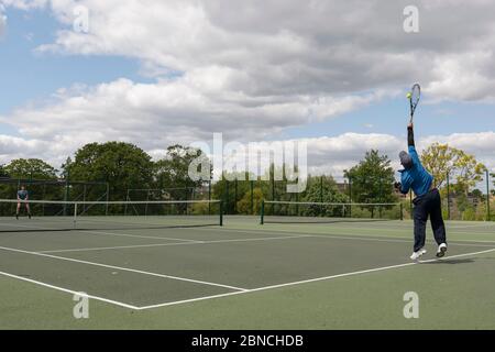 Brockwell Park, Großbritannien. Mai 2020. Die Leute, die im Brockwell Park Tennis spielen, folgen dem Rat der Regierung, dass die Sperrregeln für eine kleine Anzahl von Sportarten gelockert wurden. Tennis, zusammen mit Golf und Basketball, wurden als eine Sportart, die sicher gespielt werden kann, während zwei Meter auseinander gehalten werden zitiert. Brockwell Park ist ein 50.8 Hektar großer Park südlich von Brixton, in Herne Hill und Tulse Hill im Süden Londons. (Foto von Sam Mellish / Alamy Live News) Stockfoto