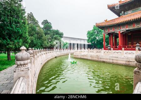 Blick auf das Gebäude, den Garten und den Kanal am Konfuzius-Tempel und das Imperial College Museum in Peking, China. Stockfoto