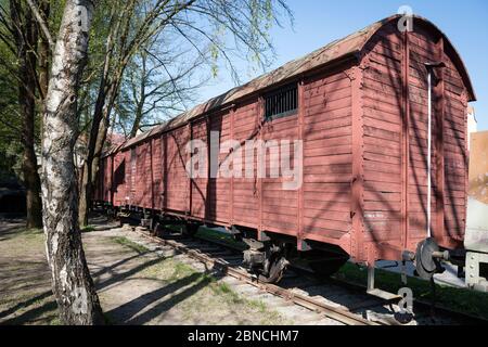 BANSKA BYSTRICA, SLOWAKEI - APR 18, 2020: Viehtransporter für Massendeportationen von Juden im Freiluftmilitärmuseum am Denkmal der Slowakischen Nat Stockfoto