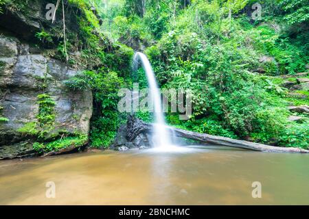 Monthathan Wasserfall, ein natürliches Reiseziel Tourismus Ort auf dem Weg Doi Suthep Tempel in Chiang Mai, Thailand Stockfoto