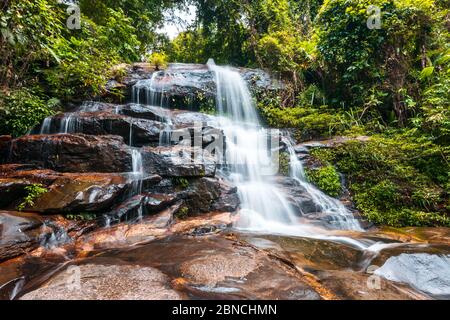 Monthathan Wasserfall, ein natürliches Reiseziel Tourismus Ort auf dem Weg Doi Suthep Tempel in Chiang Mai, Thailand Stockfoto