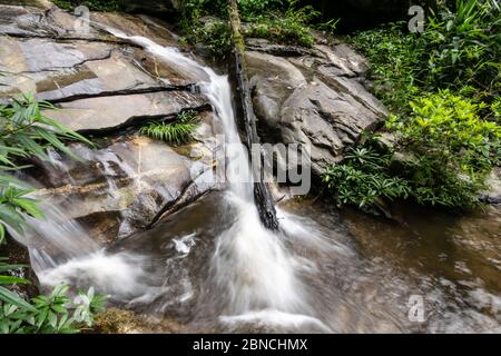 Monthathan Wasserfall, ein natürliches Reiseziel Tourismus Ort auf dem Weg Doi Suthep Tempel in Chiang Mai, Thailand Stockfoto