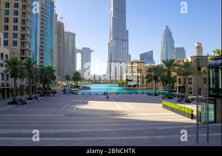Dubai / VAE - 12. Mai 2020: Blick auf Souk al Bahar, Dubai-Brunnen mit Burj Khalifa und Park. Wunderschöner Blick auf das Stadtzentrum von Dubai Stockfoto