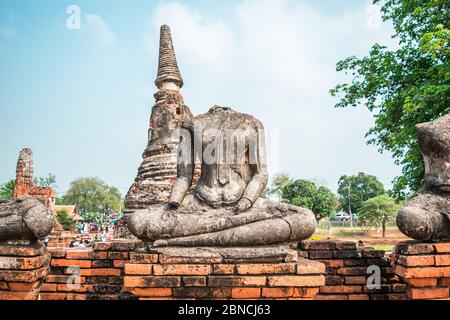 Kopflose Buddha-Statuen im Wat Chaiwatthanaram, dem alten buddhistischen Tempel in der Provinz Ayutthaya, Thailand. Stockfoto