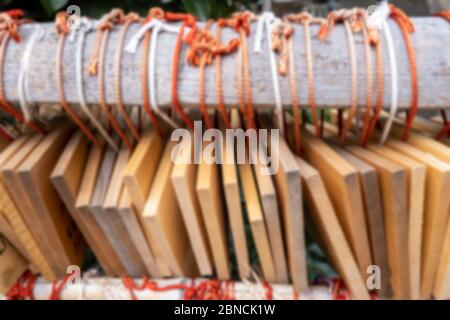 Verschwommener Hintergrund der Ema oder der hölzernen geschriebenen Tags, die in Japan für Wunsch und Segen in einem Shinto und buddhistischen Tempel üblich sind. Stockfoto