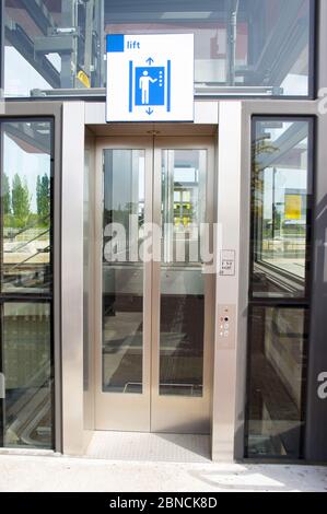 Silberfarbener Aufzug am Bahnhof Elst, Niederlande Stockfoto