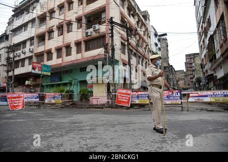 Guwahati, Assam, Indien. Mai 2020. Polizeibeamte halten Wache gegen den Fancy Bazar, der nach der Entdeckung einiger Fälle als COVID-19-Auffangzone versiegelt wurde, in Guwahati. Kredit: David Talukdar/ZUMA Wire/Alamy Live News Stockfoto