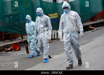 Guwahati, Assam, Indien. Mai 2020. Gemeindearbeiter löschen Müll mit Schutzkleidung im Fancy Bazar Gebiet während der andauernden COVID-19 landesweiten Sperrung in Guwahati. Die Stadtverwaltung Kamrup (Metro) erklärte einen Teil des Fancy Bazaar als Auffangzone und schloss auch den städtischen Marktkomplex in der Gegend ab, nachdem einige Leute positiv mit einer Coronavirus-Infektion getestet hatten. Kredit: David Talukdar/ZUMA Wire/Alamy Live News Stockfoto