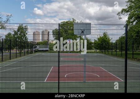 Brockwell Park, London, Großbritannien. Mai 2020. Ein leerer Basketballplatz im Brockwell Park, South London, England. Stockfoto