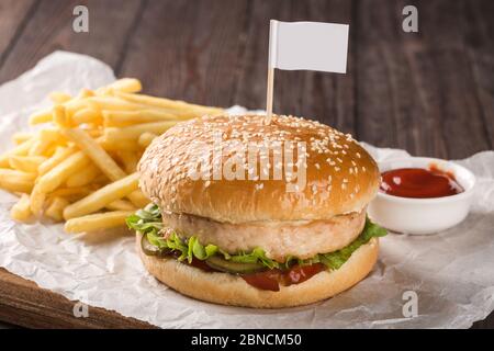 Hühnerburger auf einem Holzbrett. Stockfoto