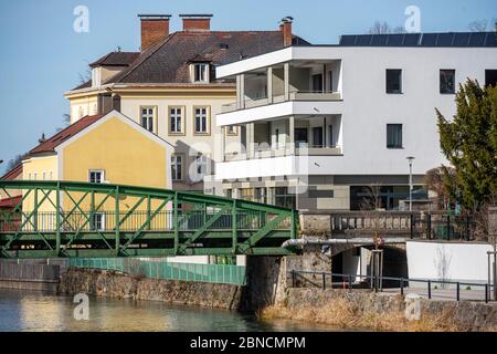 Österreich, Niederösterreich, Scheibbs, Brücke über die Erlauf und Neubau in der historischen Altstadt Stockfoto