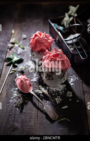 Cupcakes mit Fruchtcreme.Schokoladendessert auf einem Holztisch.gesunde Lebensmittel und Süßigkeiten. Stockfoto
