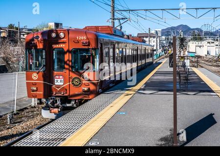 Yamanashi, Japan - 24. März 2019 : Blick auf den alten lokalen Retro-Zug, der am Morgen in Mt. Fuji Station in Yamanashi, Japan. Stockfoto