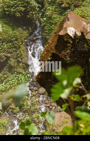 Nahaufnahme des frischen, lauten und intensiven Wassers im Tumpak Sewu Wasserfall in Ost-Java, Indonesien. Stockfoto