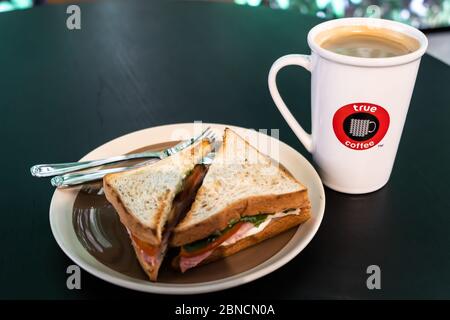 Bangkok, Thailand - 28. September 2019: Blick auf Sandwich-Frühstück mit einer Tasse heißen Kaffee im wahren Café in Bangkok, Thailand. Stockfoto