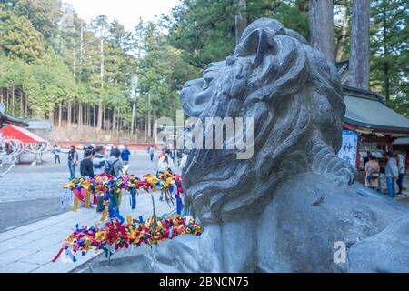 Tochigi, Japan - 21. März 2019: Blick auf den Jinja-Löwen von Nikko Futarasan in einem schintoistischen Schrein in der Stadt Nikko, einer kleinen Stadt im japanischen Tochigi-Präfektur Stockfoto