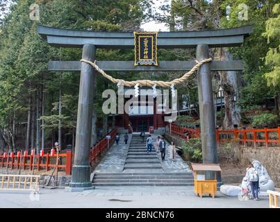 Tochigi, Japan - 21. März 2019: Blick auf Nikko Futarasan jinja, ein schintoistischer Schrein in der Stadt Nikko, einer kleinen Stadt im japanischen Tochigi Prefectu Stockfoto