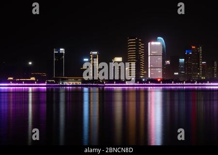 Zhejiang, China - 21. Mai 2019: Nacht Blick auf die Skyline von Hangzhou mit modernen buntes Licht Dekoration Gebäude und ihre Reflexion ist die Hauptstadt ein Stockfoto