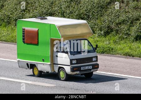 1986 80er Jahre grün weiß 970cc handbemalter Bedford Van; Taxi über Touring Caravans und Reisemobile, Wohnmobil, Wohnmobil Freizeitfahrzeug, Familienurlaub, Caravanette Urlaub, Caravan-Urlaub, Oldtimer-Veteranen, geschätzter alter Zeitgeber, Leben auf der Straße, Stockfoto