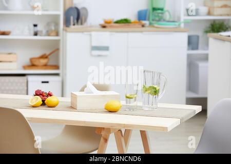 Nahaufnahme von frischen Limonade und Obst sind auf dem Holztisch in der modernen Küche im Haus Stockfoto
