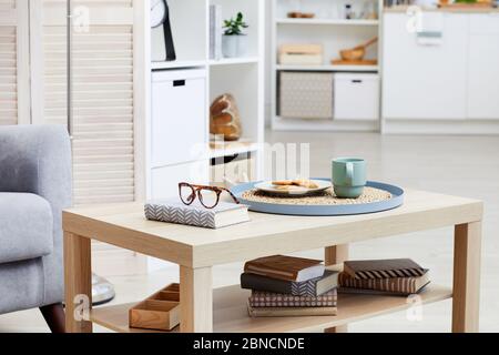 Nahaufnahme von Tee mit Keksen auf dem Tablett sind auf Holztisch im Wohnzimmer im Haus Stockfoto