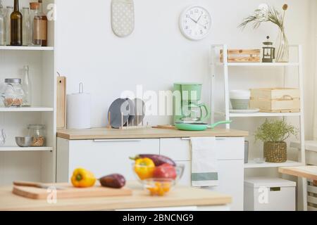 Bild der heimischen modernen Küche mit Küchentisch mit Gemüse auf sie im Haus Stockfoto