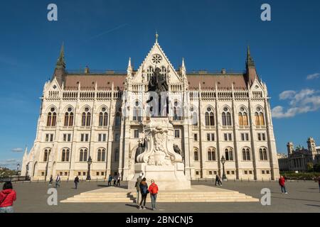 Budapest, Ungarn - 11. Oktober 2019: Blick auf das ungarische Parlamentsgebäude oder das Parlament von Budapest, ein Wahrzeichen und beliebtes Touristenziel Stockfoto