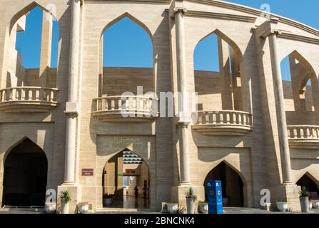 Doha, Katar - 13. Oktober 2019: Blick Katara Kulturdorf, eine Ufergegend mit einem Amphitheater, Museum, Kongresszentrum, plus Geschäfte, Restaurants Stockfoto