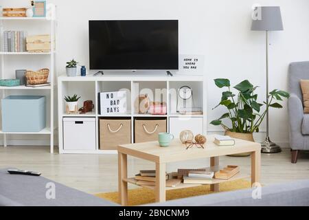 Bild von großem Fernseher im modernen Wohnzimmer in der Wohnung Stockfoto