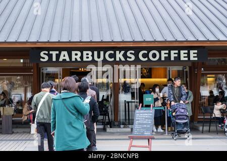 Tokyo, Japan - 17. März, 2019: Ansicht der Kunden in der Warteschlange bei Starbucks Kaffee Ueno Park Onshi gewartet, während Rosa Kirschblüte oder Sakura Frühling se Stockfoto