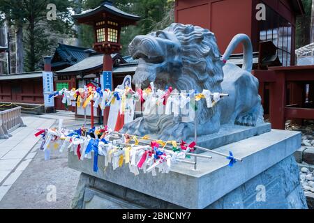 Tochigi, Japan - 21. März 2019: Blick auf den Jinja-Löwen von Nikko Futarasan in einem schintoistischen Schrein in der Stadt Nikko, einer kleinen Stadt im japanischen Tochigi-Präfektur Stockfoto