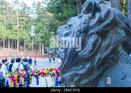 Tochigi, Japan - 21. März 2019: Blick auf den Jinja-Löwen von Nikko Futarasan in einem schintoistischen Schrein in der Stadt Nikko, einer kleinen Stadt im japanischen Tochigi-Präfektur Stockfoto