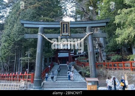 Tochigi, Japan - 21. März 2019: Blick auf Nikko Futarasan jinja, ein schintoistischer Schrein in der Stadt Nikko, einer kleinen Stadt im japanischen Tochigi Prefectu Stockfoto