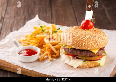 Beef Burger mit pommes Frites und Tomatenketchup serviert. Stockfoto