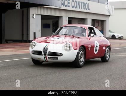 Sharon Adelman fährt einen Red, 1963, Alfa Romeo Giulietta SZ, für die Qualifying Session der RAC Club Tourist Trophy für historische Autos (Pre '63 GT) Stockfoto