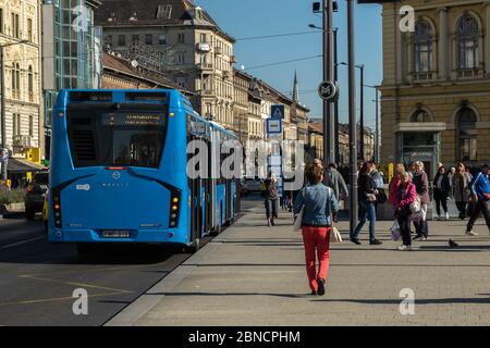 Budapest, Ungarn - 11. Oktober 2019: Blick auf den urbanen Lebensstil mit dem Bus, dem Straßenverkehr und Menschenmassen auf der Straße in Budapest, Stockfoto