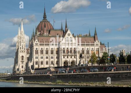 Budapest, Ungarn - 11. Oktober 2019: Blick auf das ungarische Parlamentsgebäude oder das Parlament von Budapest, ein Wahrzeichen und beliebtes Touristenziel Stockfoto