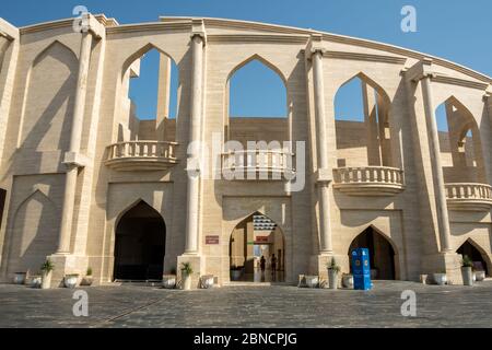 Doha, Katar - 13. Oktober 2019: Blick Katara Kulturdorf, eine Ufergegend mit einem Amphitheater, Museum, Kongresszentrum, plus Geschäfte, Restaurants Stockfoto