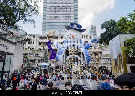 Kowloon, Hongkong - 11. Dezember 2016: Blick auf Menschen, die am Ort der Weihnachtsfeier in Kowloon, Hongkong, spazieren. Stockfoto