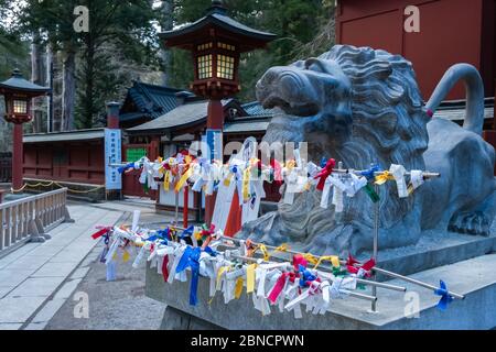 Tochigi, Japan - 21. März 2019: Blick auf den Jinja-Löwen von Nikko Futarasan in einem schintoistischen Schrein in der Stadt Nikko, einer kleinen Stadt im japanischen Tochigi-Präfektur Stockfoto