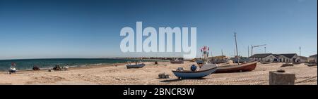 Küstenfischereiboote am Strand am Klitmoeller Strand an der Nordsee in Dänemark Stockfoto