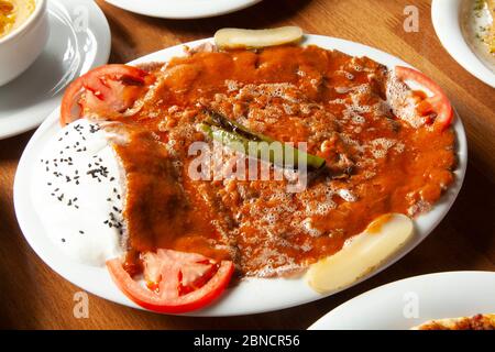 Traditioneller türkischer Iskender Kebab. Joghurt. Stockfoto