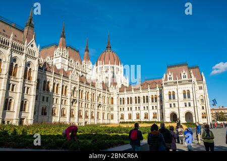 Budapest, Ungarn - 11. Oktober 2019: Blick auf das ungarische Parlamentsgebäude oder das Parlament von Budapest, ein Wahrzeichen und beliebtes Touristenziel Stockfoto