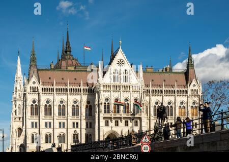 Budapest, Ungarn - 11. Oktober 2019: Blick auf das ungarische Parlamentsgebäude oder das Parlament von Budapest, ein Wahrzeichen und beliebtes Touristenziel Stockfoto